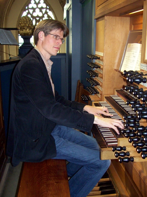 Jan Willems tijdens een concert op het orgel van de Grote Kerk in Breda